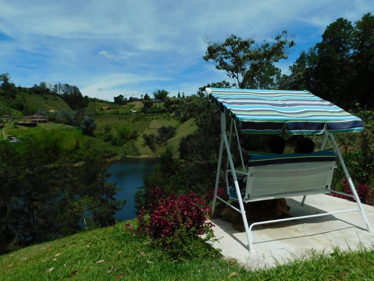 Bacoa Hostel Guatapé Buitenkant foto